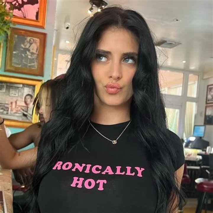 Camila Araujo: The Rise of an OnlyFans Assistant and Social Media Influencer