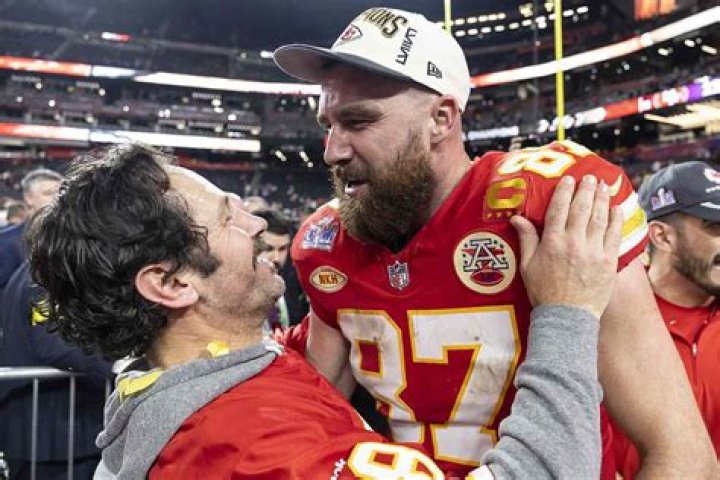 Unveiling The Secrets Behind The Iconic "Travis Kelce Hugging Paul Rudd" Moment