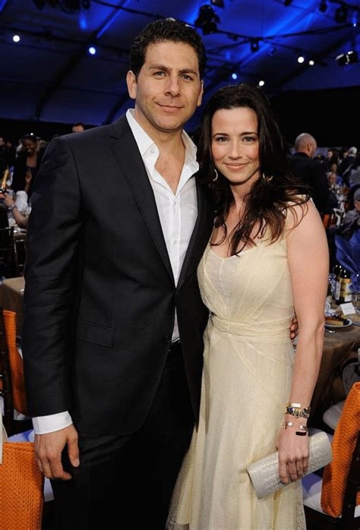 Unveiling The Surprising Truth Behind Linda Cardellini's Height